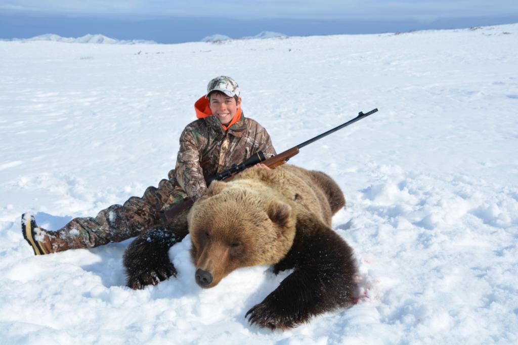 Молодой снайпер и убитый медведь.