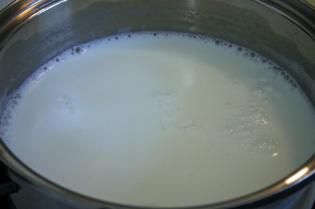 Кипяченое молоко в кастрюле.