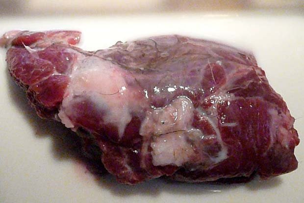 Сырое мясо барсука.