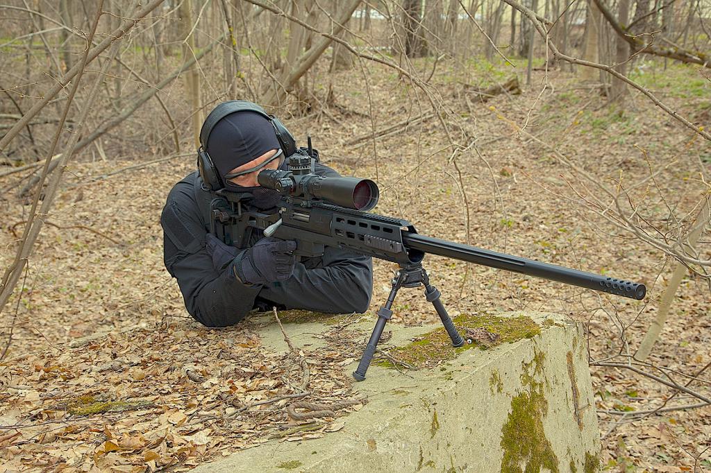 Снайпер стреляет в лесу