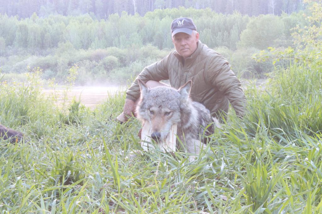 Охотник с убитым волком.