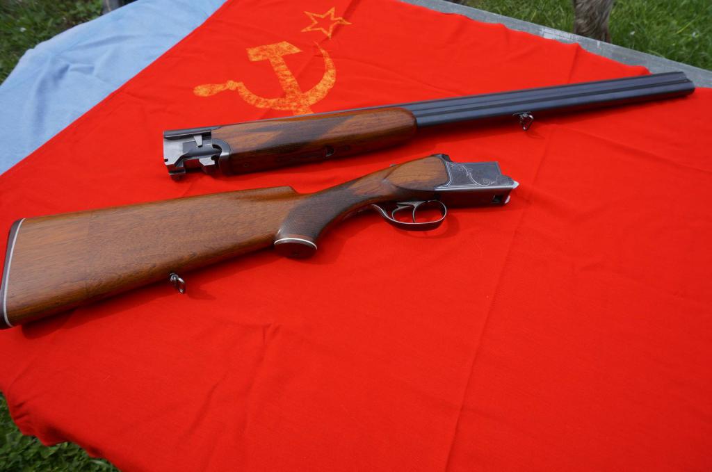 Ружье ИЖ-12 с флагом Советского Союза.