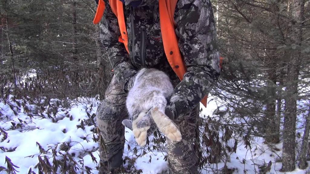 Охотник с зайцем в руках.