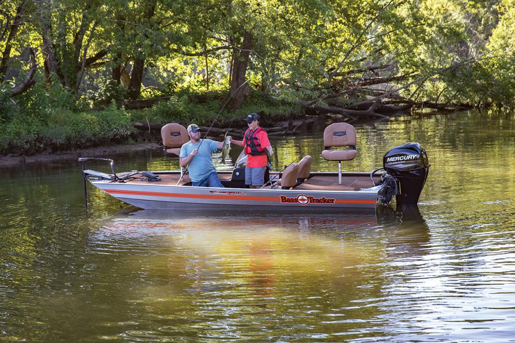 Рыбалка на моторной лодке в реке