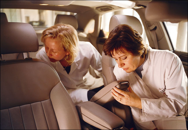 Как убрать запах в салоне автомобиля самостоятельно: способы устранения неприятных ароматов мовиля, молока и т