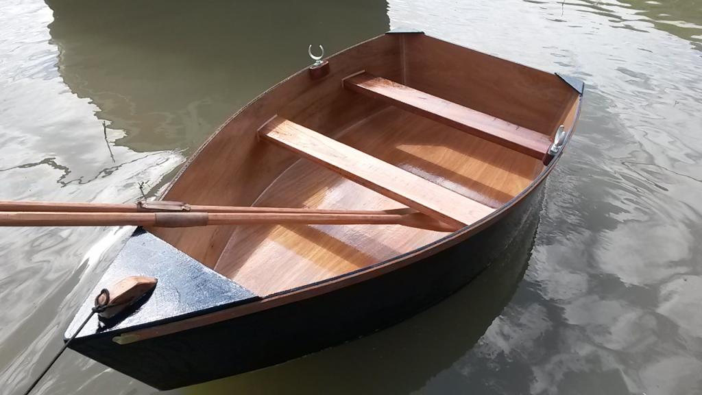 Плоскодонная лодка с веслами