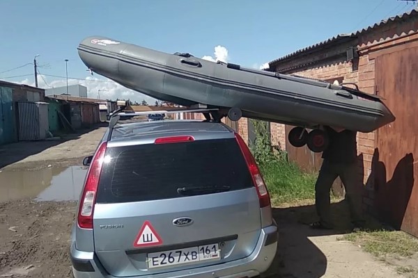 Как перевозить лодку на крыше автомобиля
